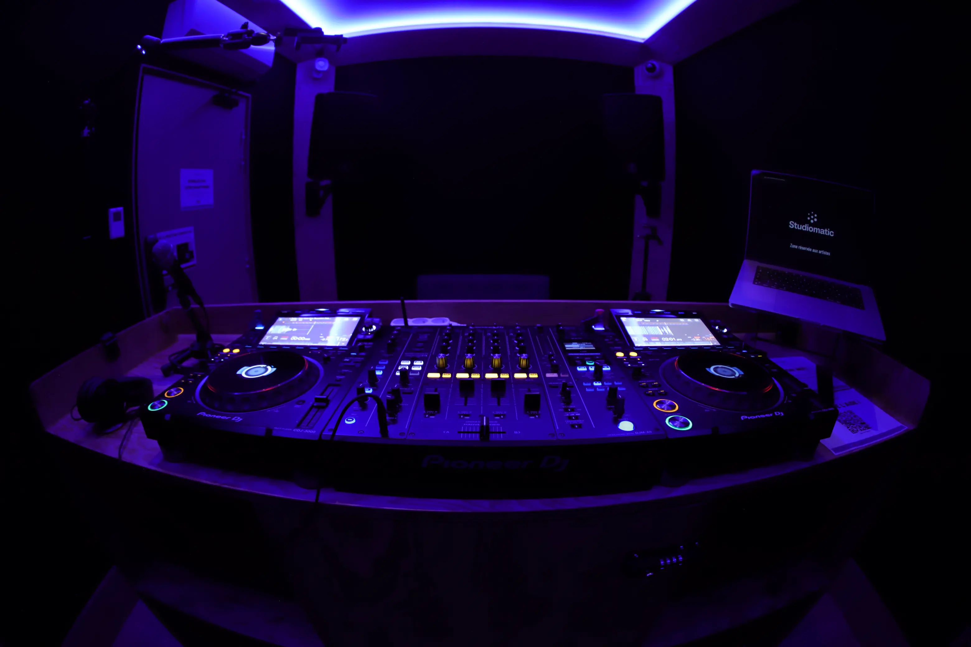 Photo d'illustration #4 du Studio 3 - DJ - Carrefour Pleyel de type Studio de dj dans la ville Saint-Denis