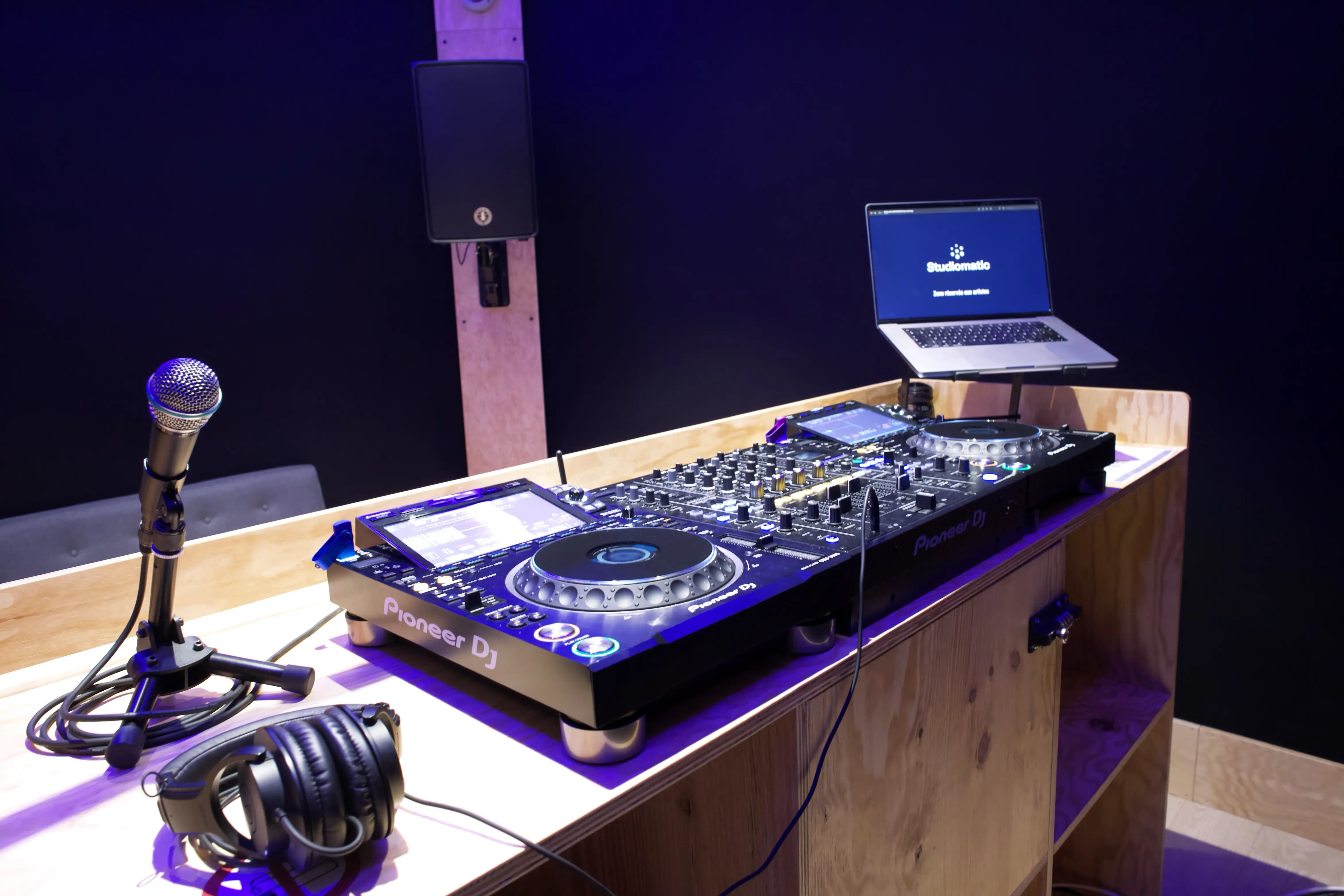 Photo d'illustration #0 du Studio 3 - DJ - Carrefour Pleyel de type Studio de dj dans la ville Saint-Denis